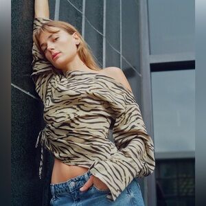 Zara ANIMAL PRINT ASYMMETRIC TOP